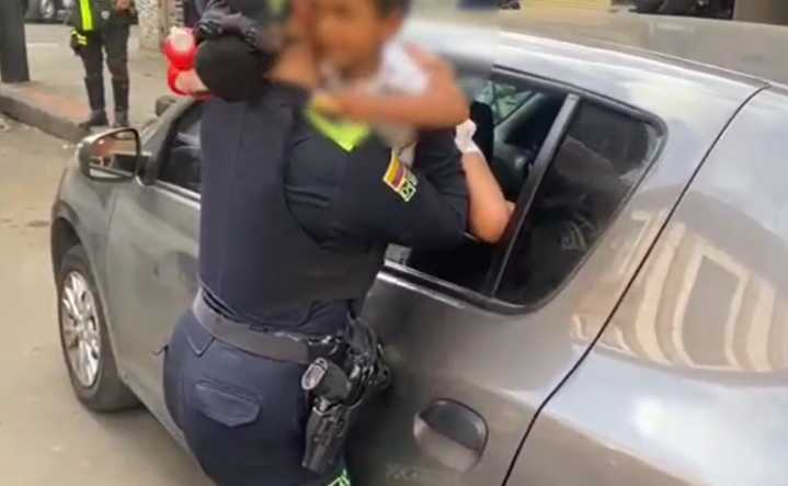 Así fue el rescate de un niño de 2 años abandonado dentro de un vehículo en Bogotá