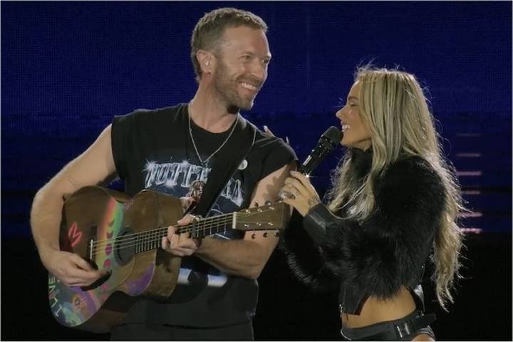 Cantaron juntos. Chris Martin irrumpió en el escenario de Tecnópolis e hizo emocionar a Tini Stoessel