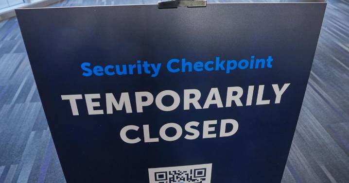 FAA reduce tráfico aéreo en 10% en 40 mercados de "alto volumen" durante cierre de gobierno