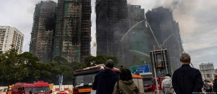 Incendio mortal en un complejo residencial de Hong Kong: decenas de víctimas y crecientes sospechas de negligencia