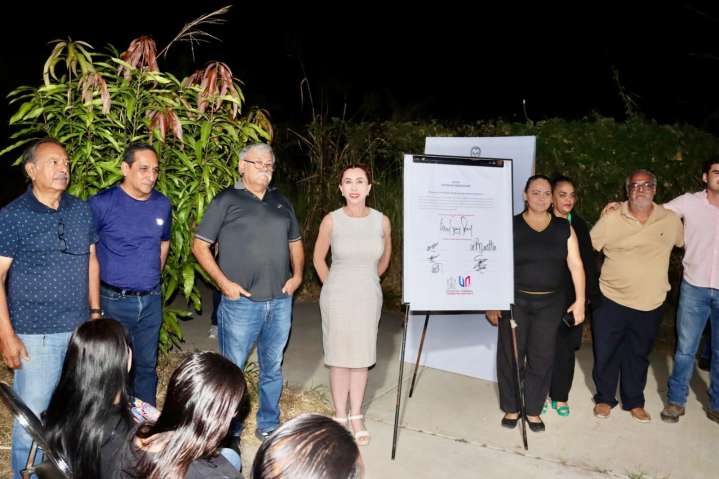 Entrega Tey alumbrado público en el jardín de Las Lagunas II