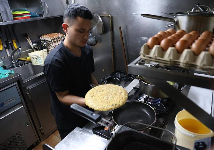 Las cocinas en las que se consumen 3.000 huevos al día para hacer tortilla: «Nos ha subido 50 céntimos la docena. Estamos asustados»