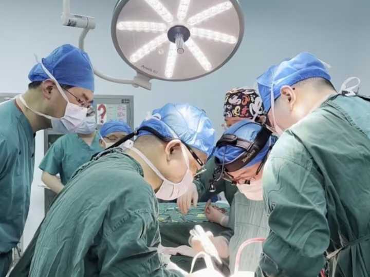 Un equipo de médicos operó un ojo a 4.000 kilómetros de distancia gracias a una cirugía robótica pionera