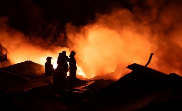 Incendio en el Polo Industrial de Ezeiza: el informe del Ministerio de Ambiente y sin pericias hasta el lunes