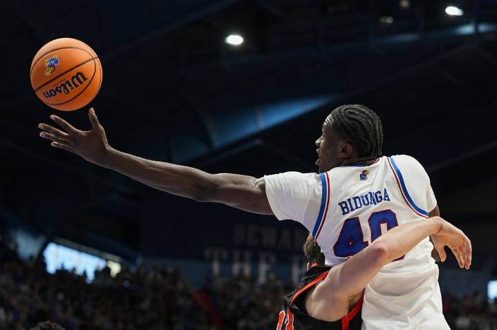 Deadspin | No. 25 Kansas holds off Princeton without Darryn Peterson
