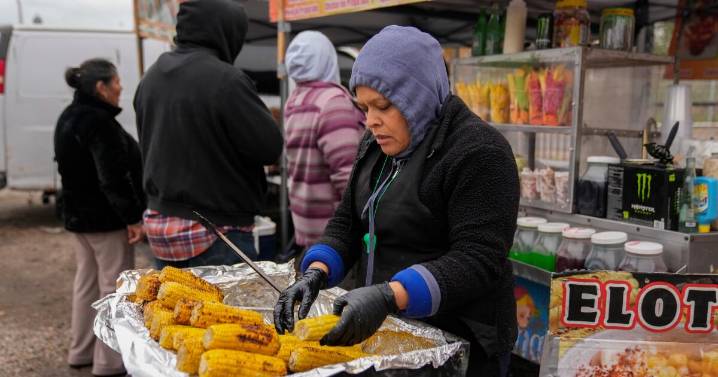 Una pareja de vendedores ambulantes en Chicago responde a arrestos migratorios: Seguir con la rutina
