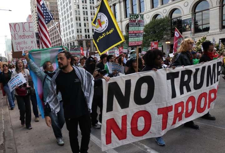 Juez federal ordena liberar a cientos de arrestados en las redadas migratorias en Chicago