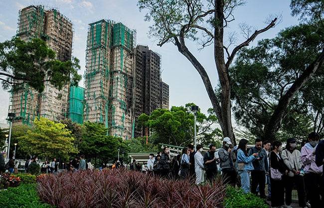 Incendio de Hong Kong deja ya 146 muertos y siguen labores de búsqueda en quinto día