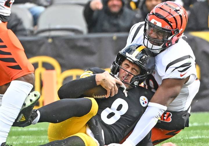 Aaron Rodgers exits Steelers-Bengals with injury; Mason Rudolph takes over