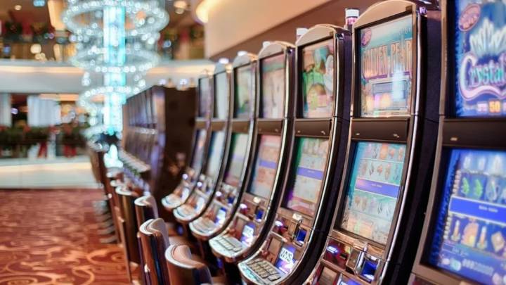 Con engaños, usan casinos a amas de casa, jubilados y jóvenes para lavado de dinero