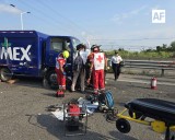 Motociclista queda prensado tras choque con camión en Colima