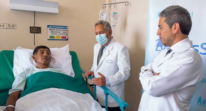 Arequipa: Médicos de Essalud extirpan tumor de 20 kilos a un paciente de 71 años