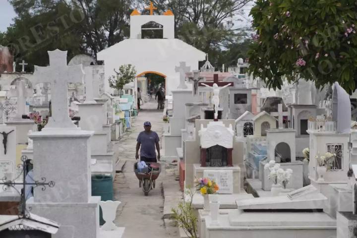 Entre tumbas y silencios: Víctor, el último sepulturero de Campeche que no teme a la muerte
