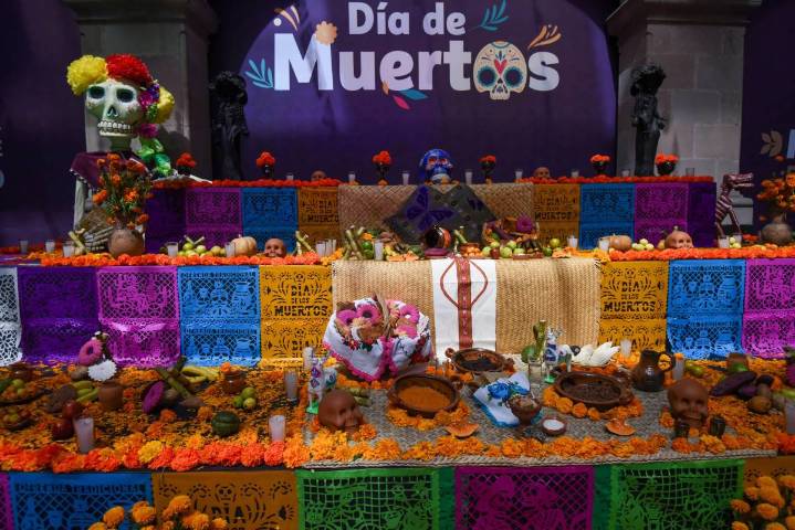 ¿Cuándo se levanta la ofrenda de Día de Muertos y qué se hace con los alimentos después? Tradición, respeto y significado