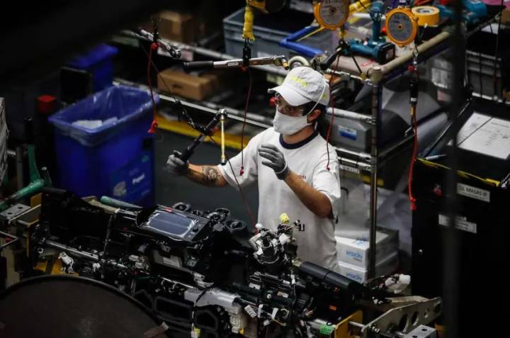 La actividad económica creció 0,5% en septiembre y acumuló un alza de 5,2% en el año