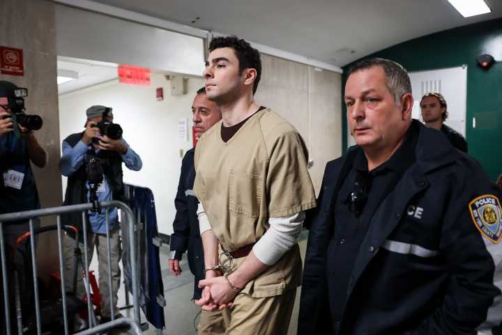 Luigi Mangione takes aim at DA, NYPD over alleged comments made by his mom