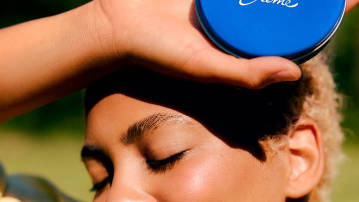 La clásica crema Nivea azul tiene 9 usos inesperados, más allá de la hidratación