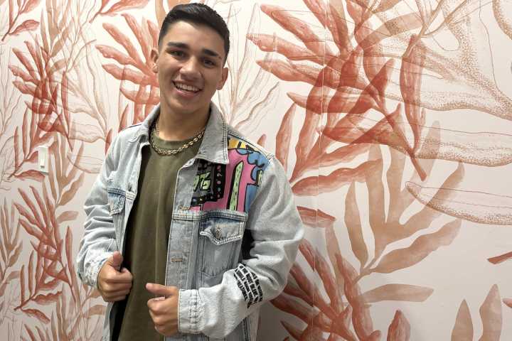 El salsero Luis Vázquez honra la tradición navideña de Puerto Rico con ‘Navidad en AI’