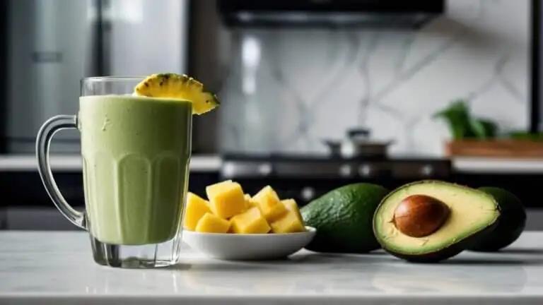 Prepara este batido con aguacate y piña para llenarte de energía