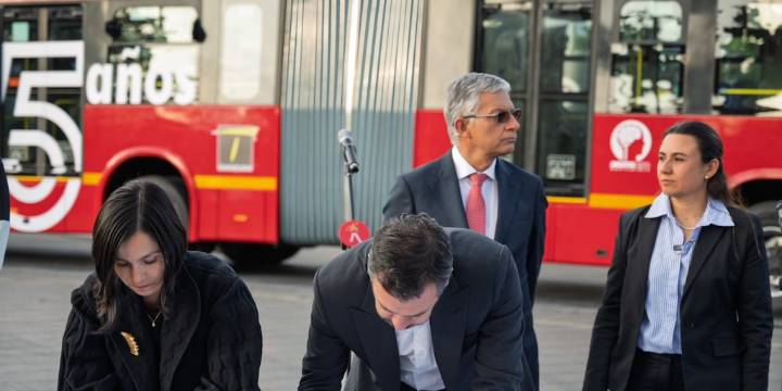 Bogotá firmó un convenio para la compra de 269 buses eléctricos de TransMilenio: tendrá millonaria inversión