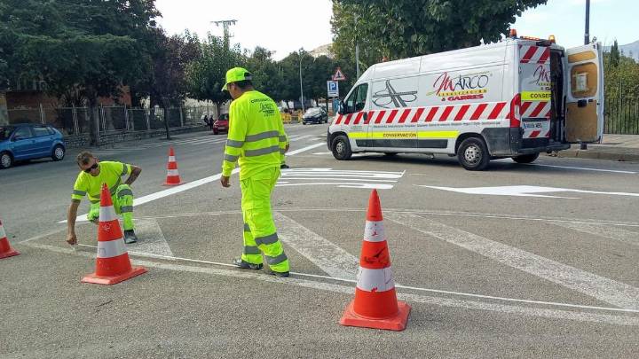 Cehegín refuerza la seguridad en las zonas escolares con nuevas labores de pintado de marcas viales