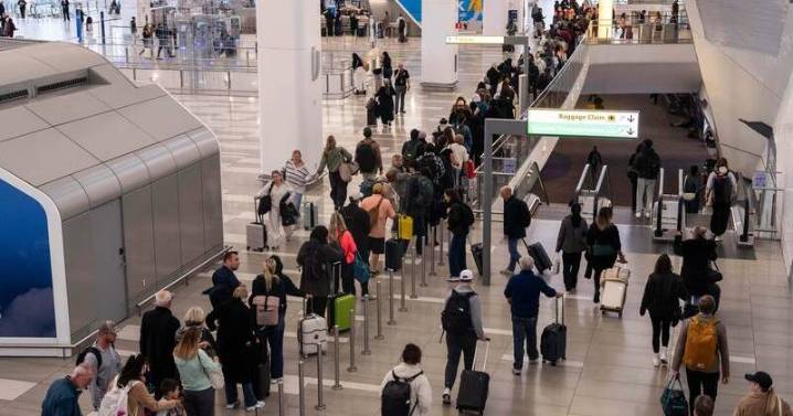 US airlines cancel 1200 flights as shutdown continues