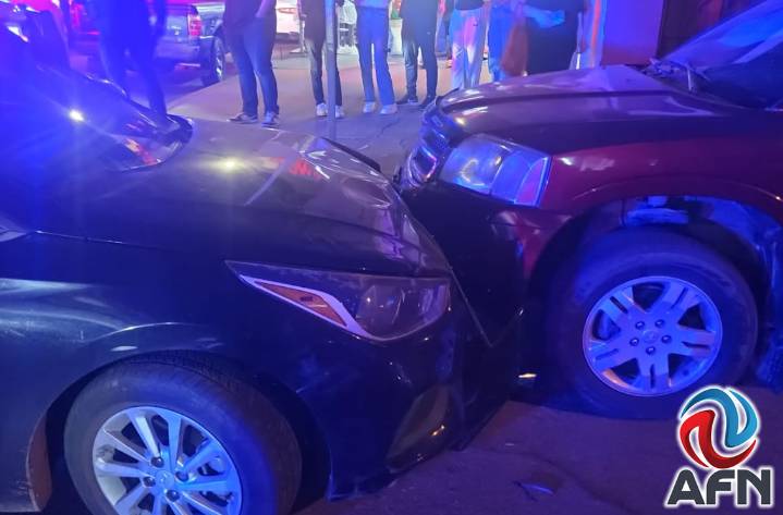 Detienen a tres jóvenes tras persecución; chocaron auto en su huida