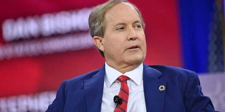 Liberals rejoice after Clinton judge blocks Texas law requiring 10 Commandments in schools