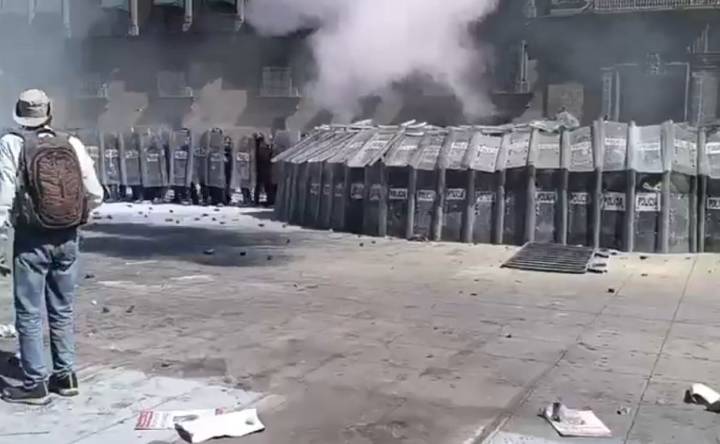 Manifestantes de la Generación Z derriban vallas de Palacio Nacional