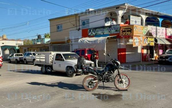 Motociclista herido tras impactarse contra camioneta