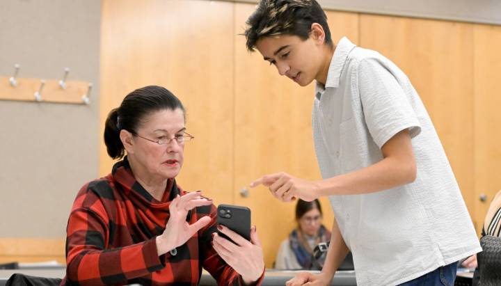 Hinsdale teen helps senior citizens get a handle on AI and other technological mysteries