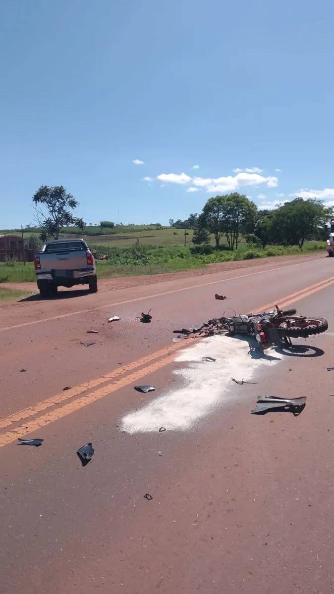 Colisión entre una camioneta y una moto dejó un herido de gravedad