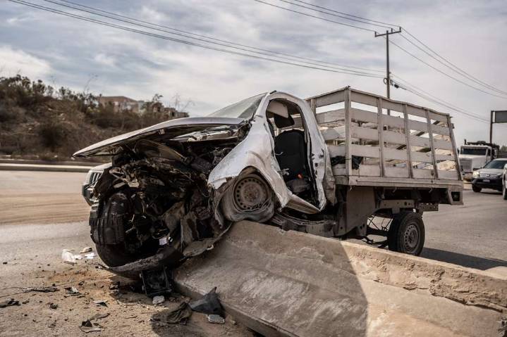 Hombre queda prensado tras chocar contra un muro sobre el bulevar 2000