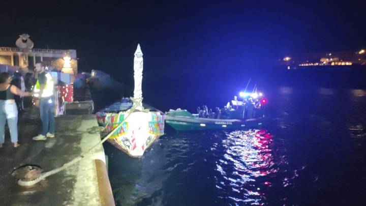 Un gran cayuco con 248 personas, entre ellos siete bebés, confirma un repunte en la Ruta Atlántica