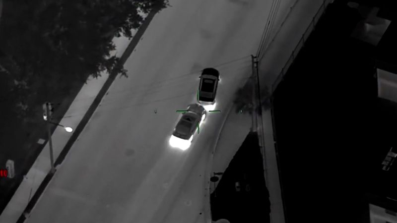 Video muestra persecución que derivó en choque contra un bar en Tampa: al menos 4 muertos