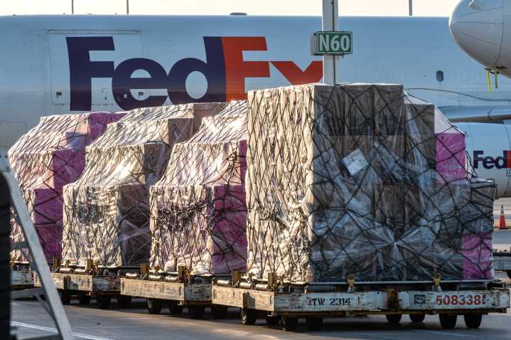 FedEx se prepara para transportar 2.7 millones de libras de flores desde Colombia y Ecuador