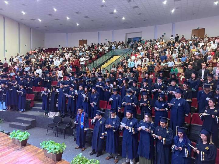 Reciben reconocimiento de egresados 468 universitarios de los campus Chetumal Bahía y Chetumal Salud