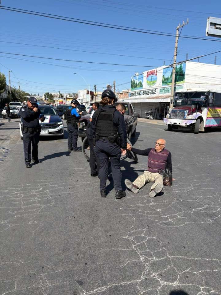 Adulto mayor resulta lesionado tras ser atropellado en la Ocampo y Julián Carrillo