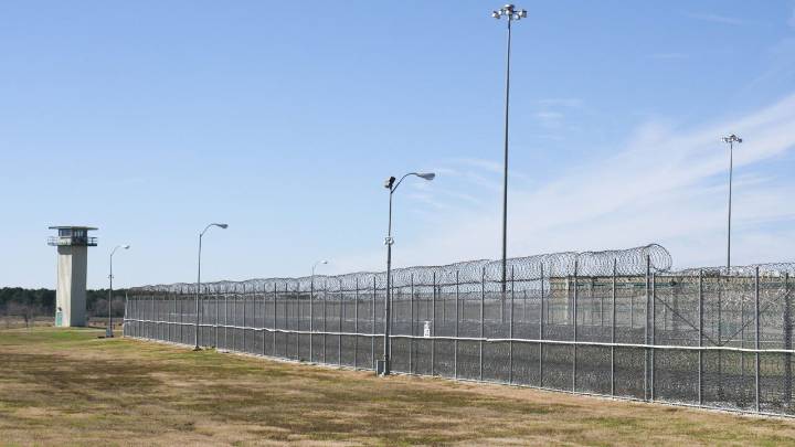 Death row inmate who burned victim's eyes chooses firing squad for execution