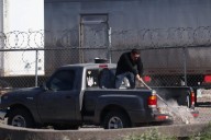 Con guantes y toallitas húmedas salió a tirar escombro en la vía pública