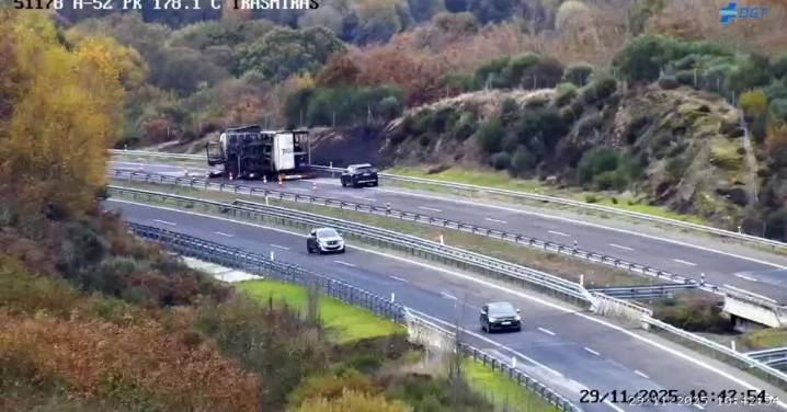 Arde un camión en la A-52 y obliga a cortar la carretera en Trasmiras