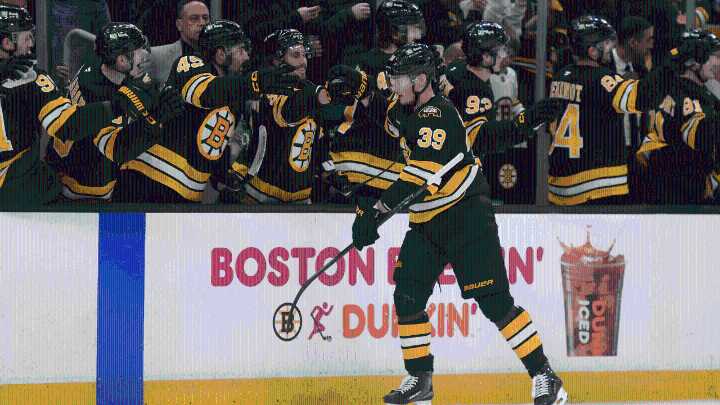 Geekie scores 2 more, Bruins recover for shootout win against Red Wings