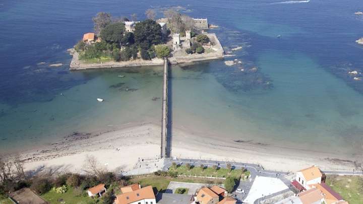 Esta increíble fortaleza en una isla de Galicia ejerció como guardián de la ría y hoy sorprende al visitante