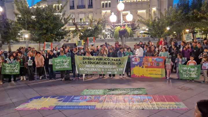 Trescientas personas claman en la Plaza de Navarra de Huesca contra los nuevos conciertos educativos: "El dinero público, para la pública"