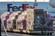 FedEx se prepara para transportar 2.7 millones de libras de flores desde Colombia y Ecuador