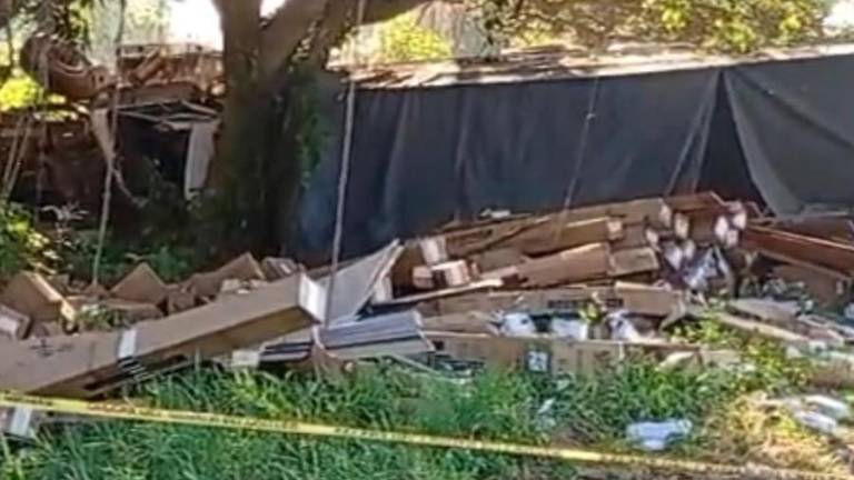 Joven muere en volcadura de camión en la Maxipista Culiacán