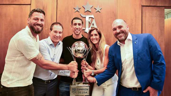 La AFA le entregó un trofeo de campeón a Rosario Central por terminar primero en la tabla anual