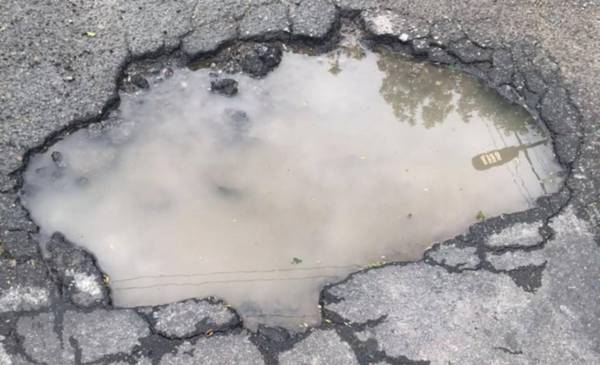 Vecinos advierten por un “enorme” bache en la calle de 20 entre 68 y 69