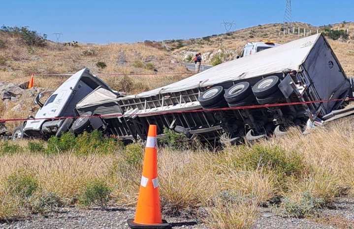 Mueren cuatro personas en volcadura de tráiler en Jiménez; serían migrantes