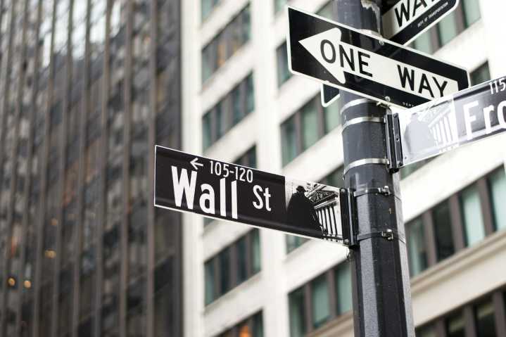 Dow Jones opera sin cambios con Wall Street dividido; la Burbuja Tecnológica se pincha mientras la Corte Suprema revisa aranceles